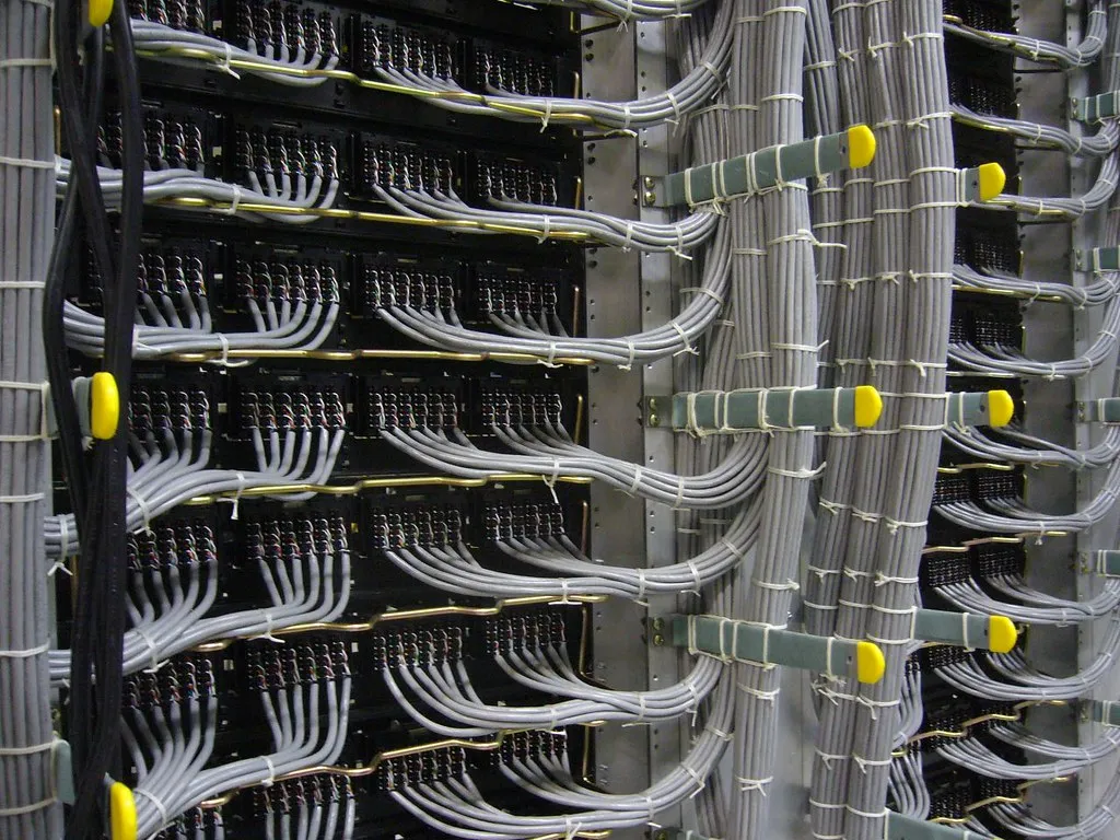 Bastidor de comunicaciones con cableado estructurado ordenado