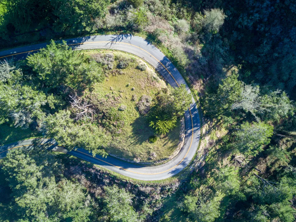 Vista aérea de una carretera de montaña con una curva cerrada